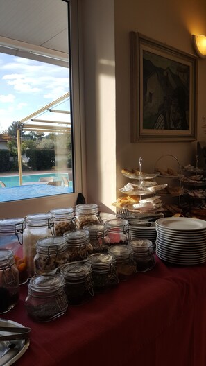 Petit déjeuner buffet (7 EUR par personne)