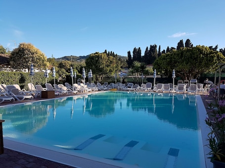 Seasonal outdoor pool, pool umbrellas, sun loungers