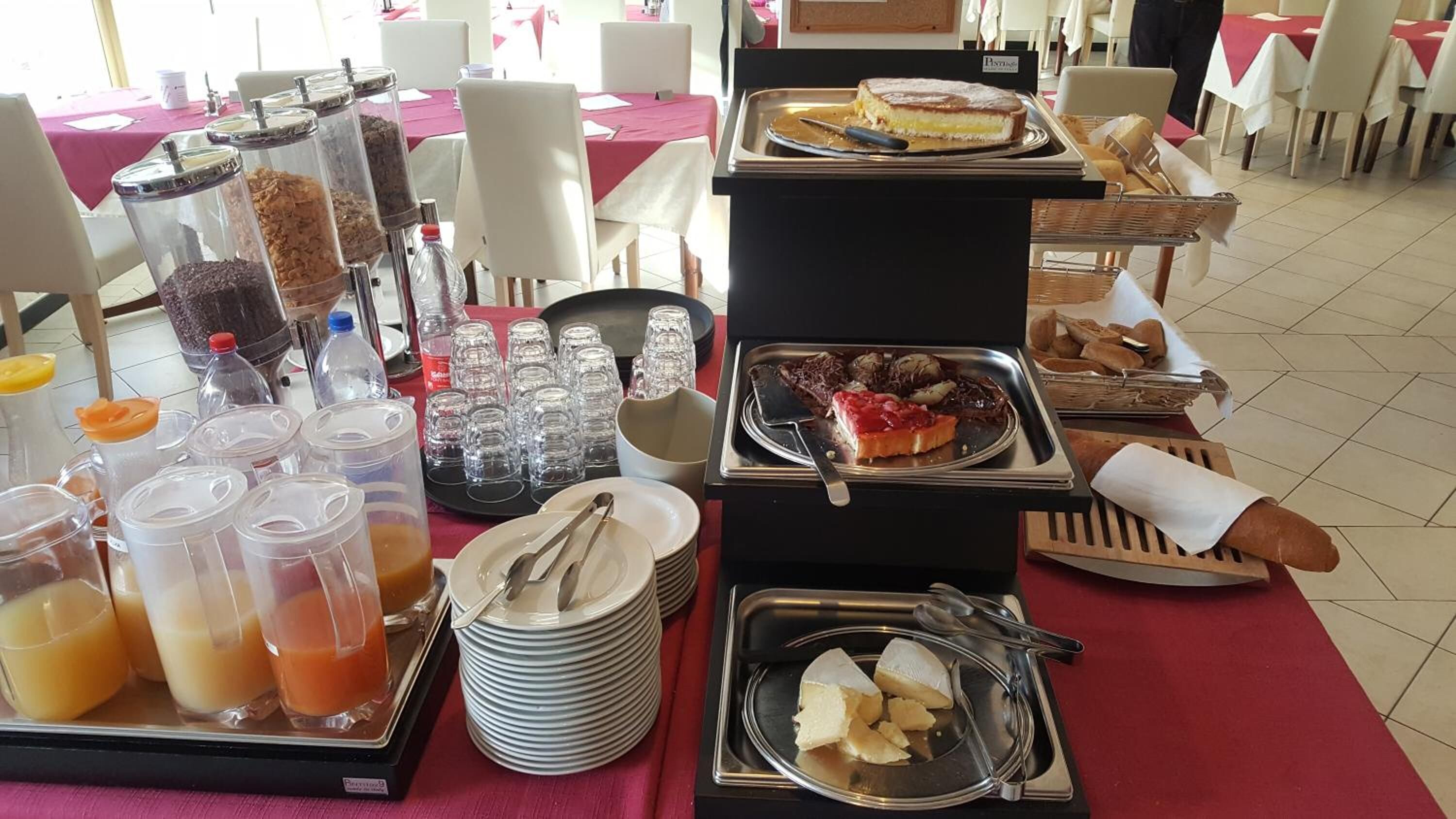 Ein reichhaltiges Buffet mit verschiedenen Speisen, Getränken und Besteck.