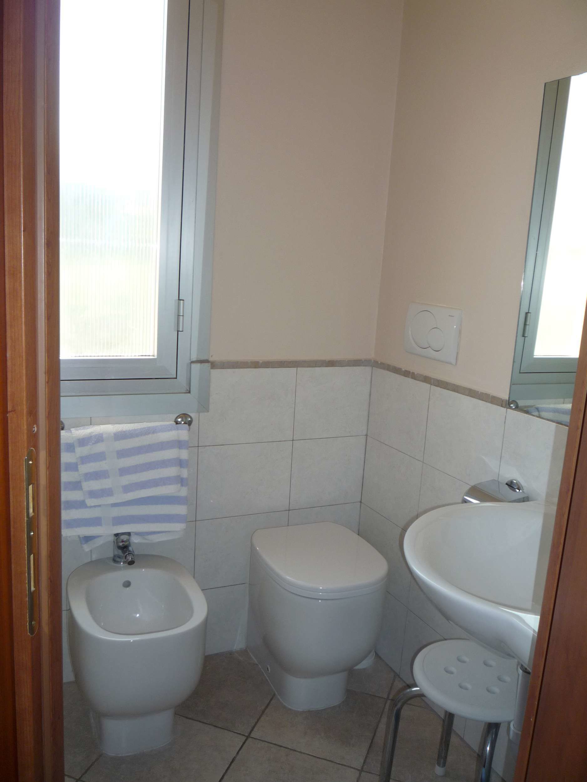 Ein kleines Badezimmer mit Toilette, Bidet und Waschbecken.