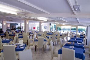 Déjeuner, dîner et souper servis sur place, vue sur la piscine 