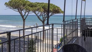 A balcony with a view of the ocean, a tree, and a railing. - B&B Hotel Diano Marina Palace (Diano Marina)