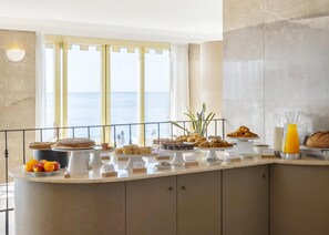 Bữa sáng buffet hàng ngày (15 EUR/mỗi người) 