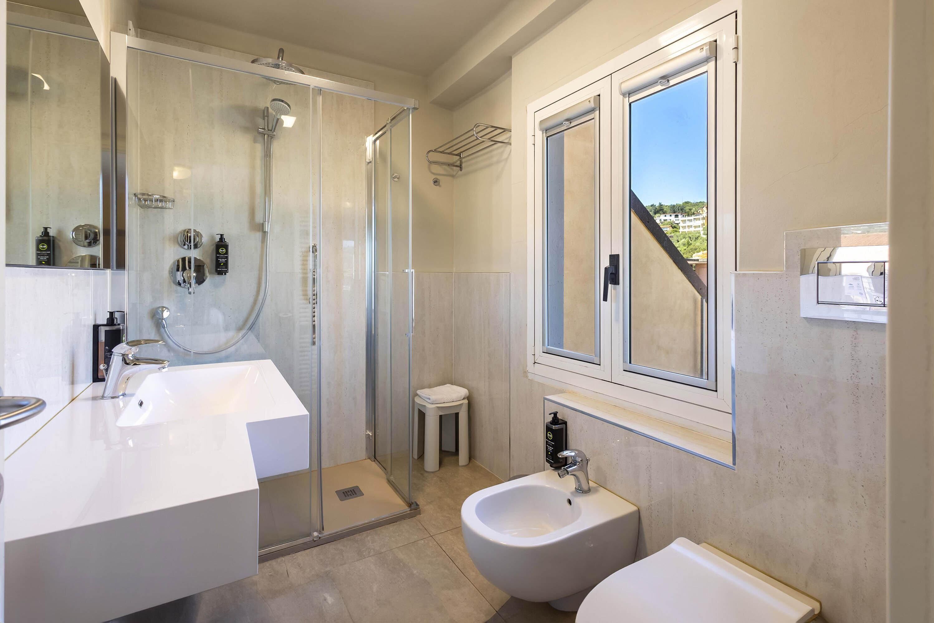 Doccia, set di cortesia gratuito, asciugacapelli, bidet