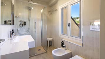 Doccia, set di cortesia gratuito, asciugacapelli, bidet