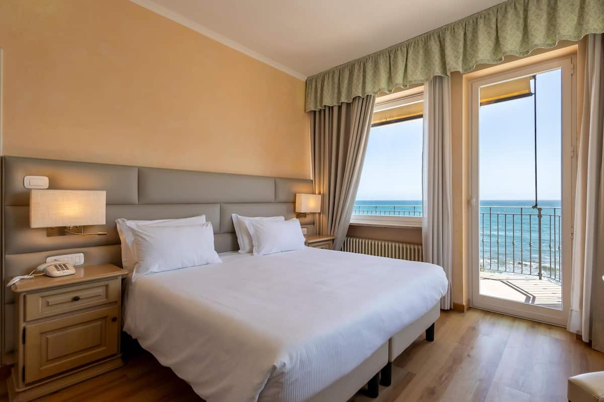 Estudi en suite superior, vistes al mar, primera línia de platja | 1 dormitori, caixa forta a l'habitació, escriptori i wifi gratuïta