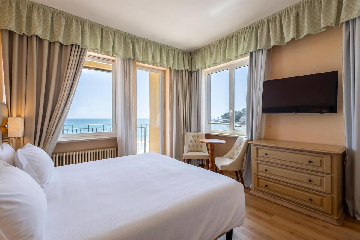 superior studio suite, sea view, beachfront | 1 bedroom, in-room safe, desk, free wifi