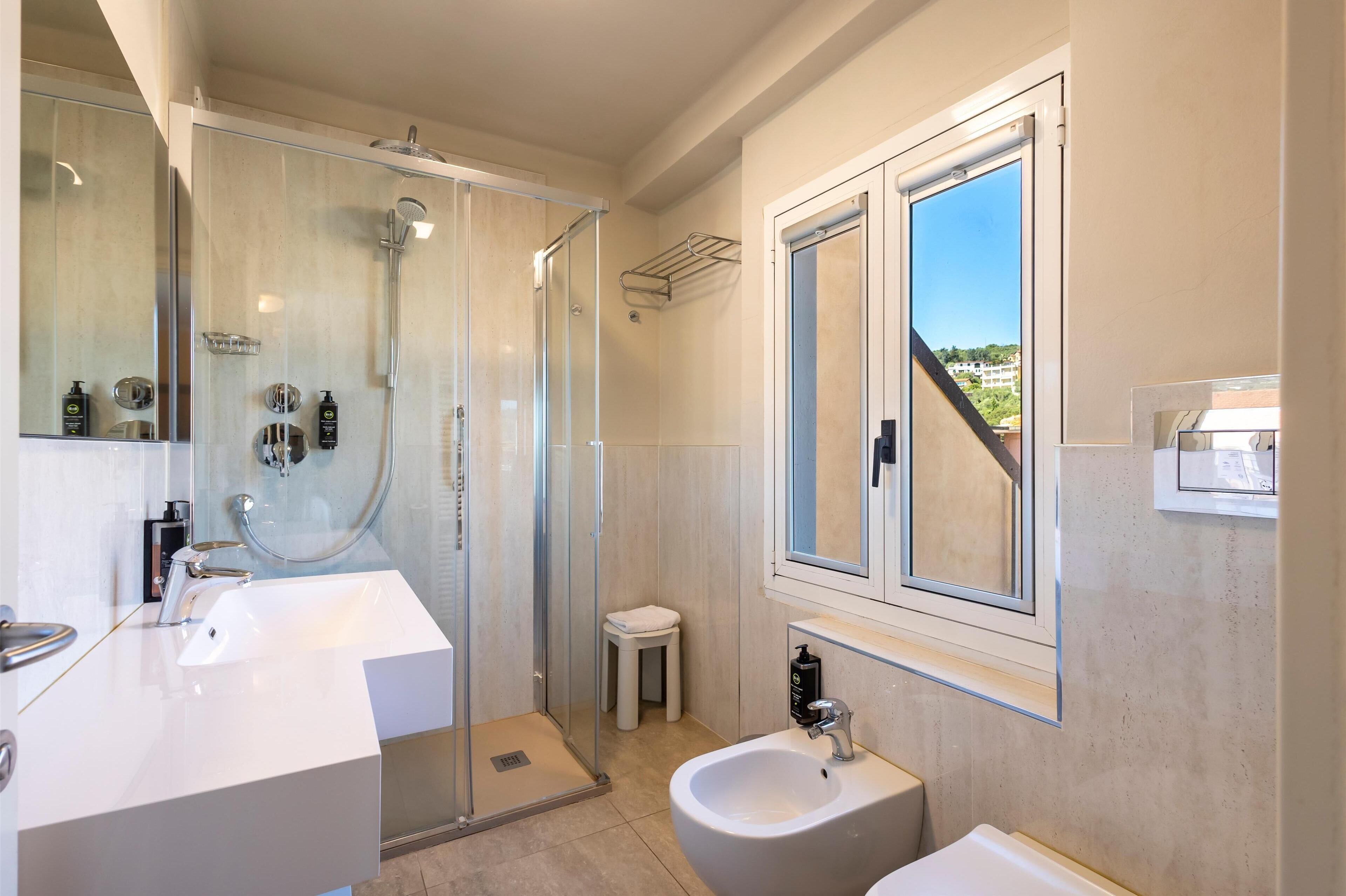 shower, free toiletries, hair dryer, bidet