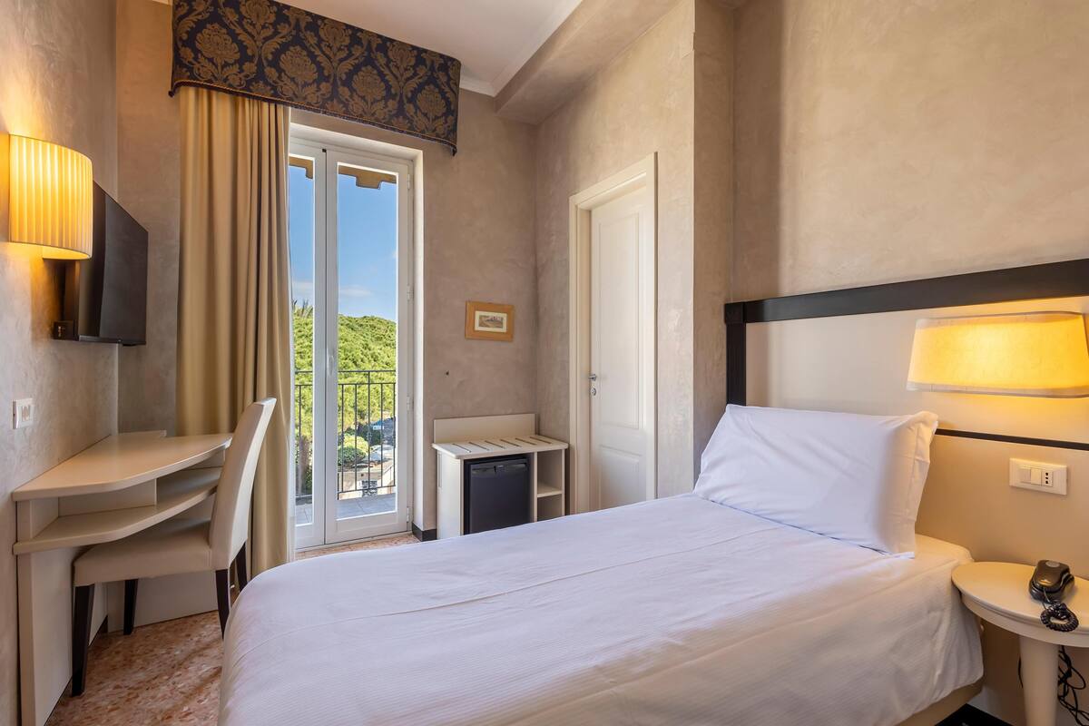 superior single room, balcony, partial sea view | 1 bedroom, in-room safe, desk, free wifi