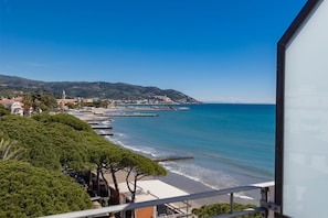 Habitació individual superior, balcó, vistes parcials al mar | 1 dormitori, caixa forta a l'habitació, escriptori i wifi gratuïta