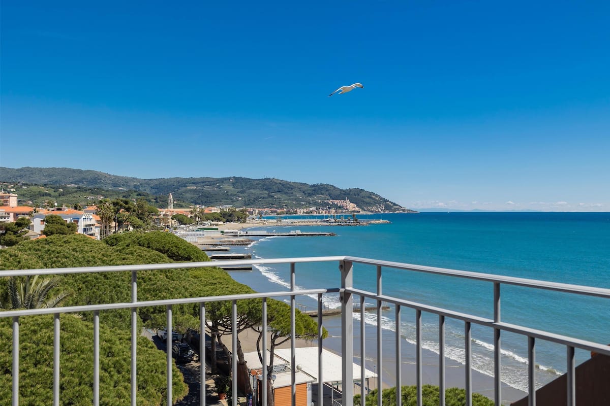Habitació triple superior, vistes al mar, primera línia de platja | 1 dormitori, caixa forta a l'habitació, escriptori i wifi gratuïta