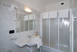 Shower, free toiletries, hair dryer, slippers - Piccolo Hotel (Diano Marina)