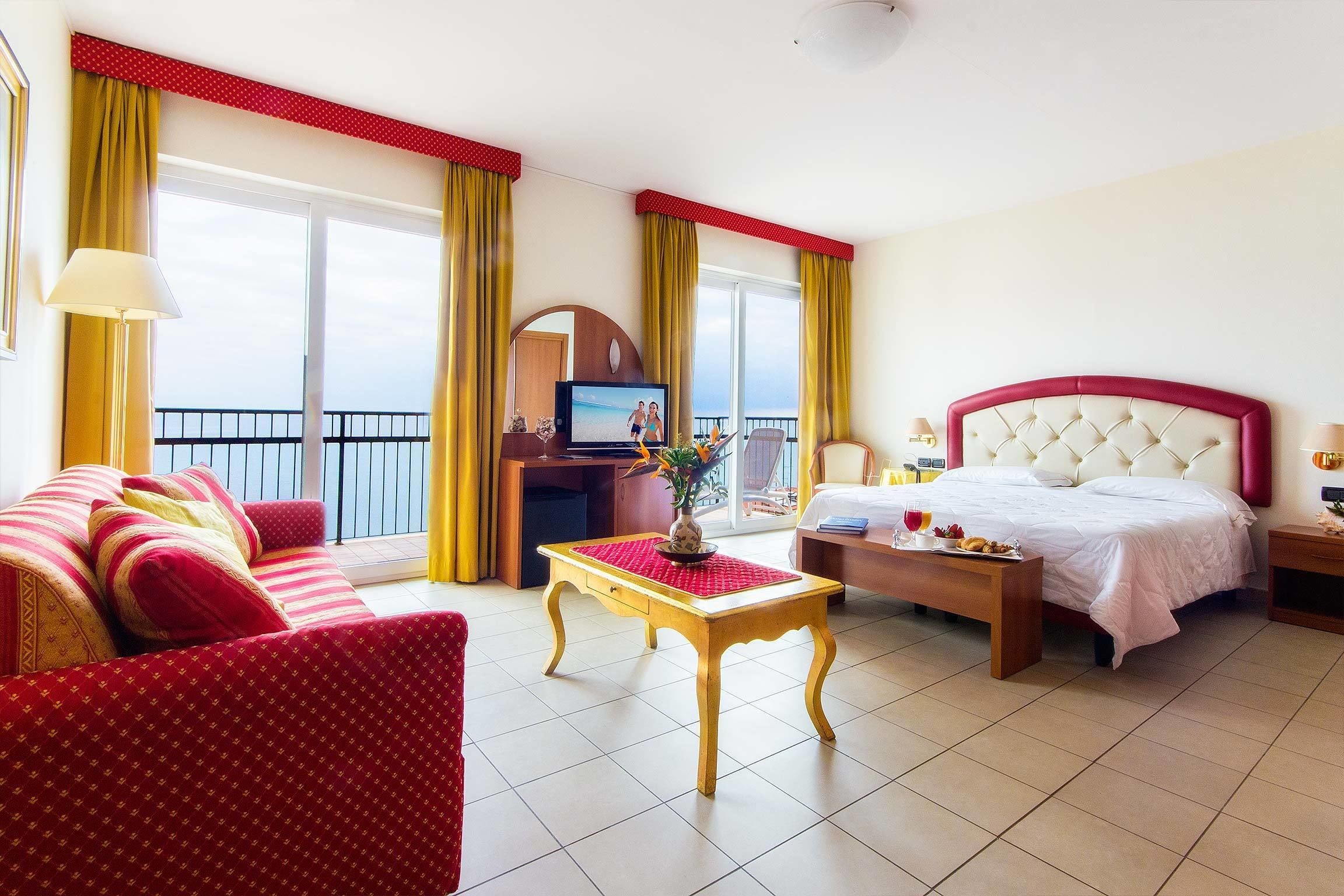 triple room, sea view | 1 bedroom, in-room safe, desk, blackout curtains