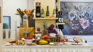 A buffet table with various food items and a selection of wine bottles. - Piccolo Hotel (Diano Marina)
