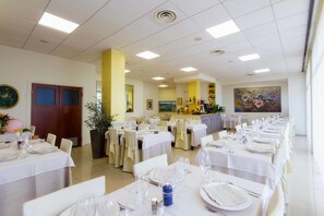Breakfast, lunch and dinner served - Piccolo Hotel (Diano Marina)
