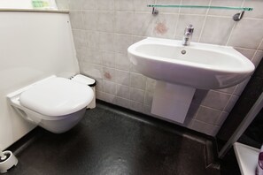 Bathroom | Free toiletries, towels