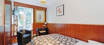 London Visitors Hotel 