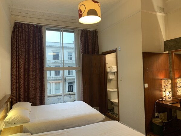 Individually decorated, individually furnished, free WiFi, bed sheets - London Visitors Hotel (London)