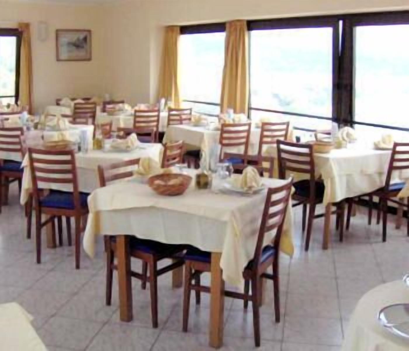 breakfast, lunch, dinner served; sea views