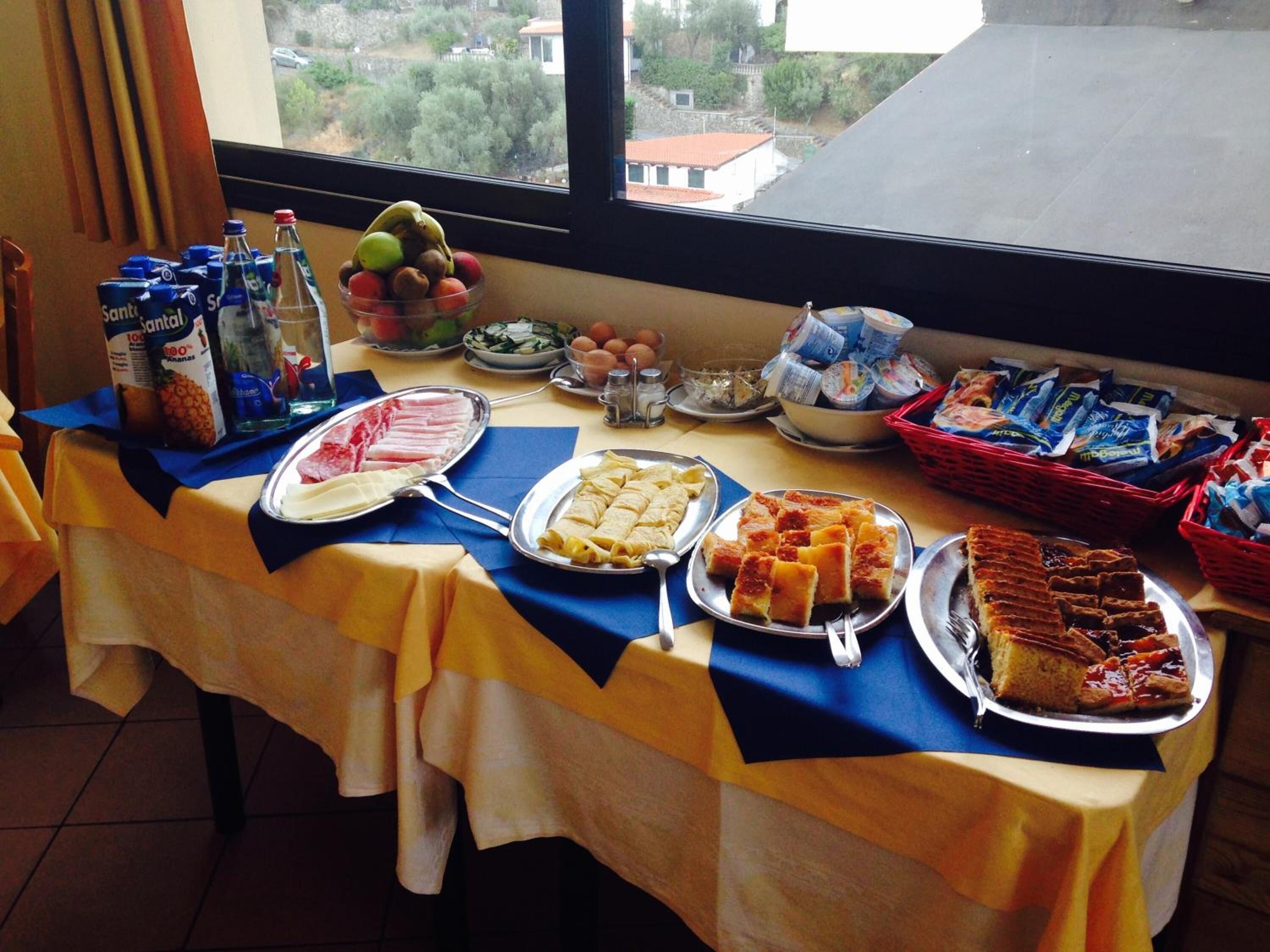 breakfast, lunch, dinner served; sea views