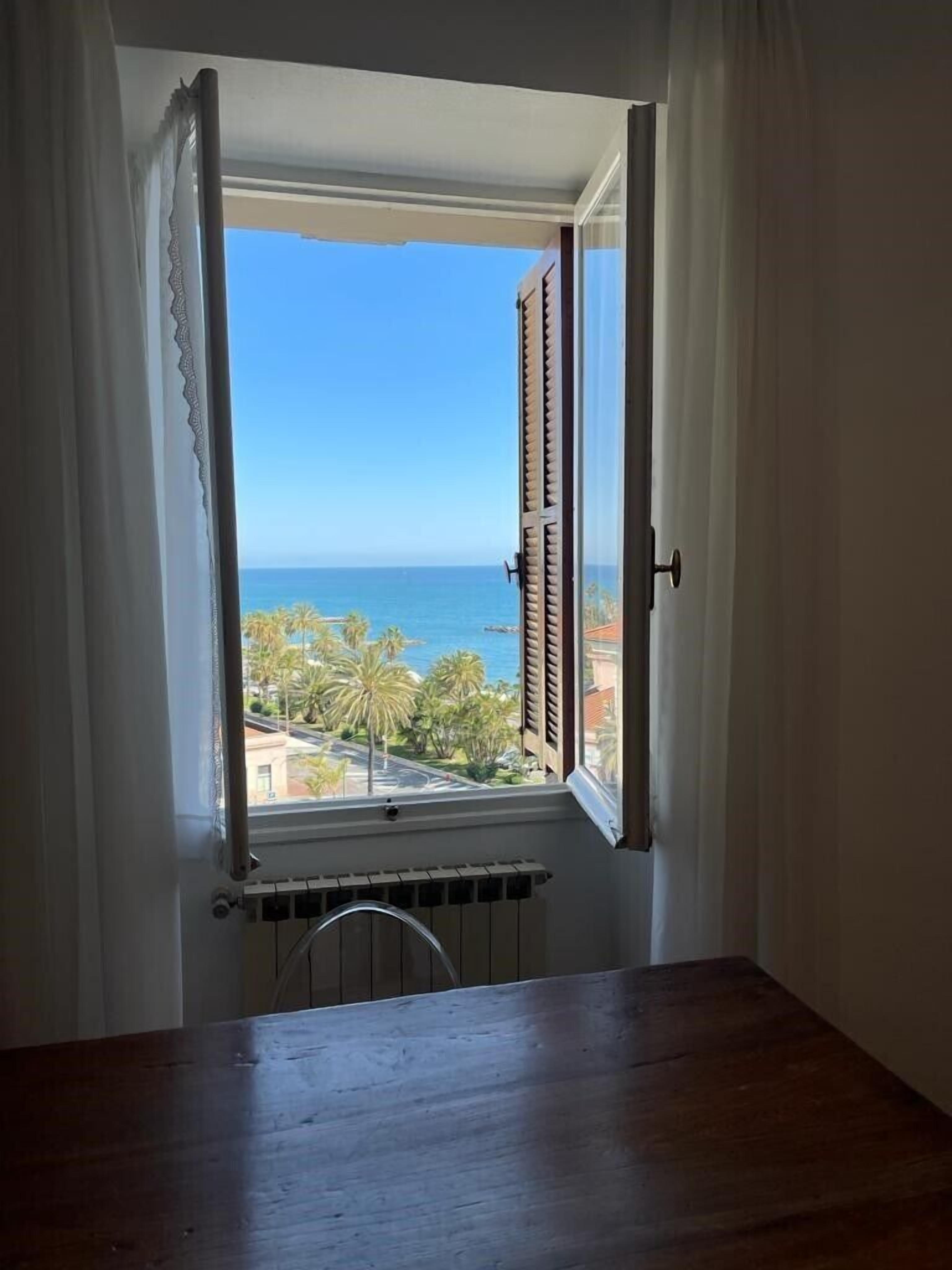 family room, lateral see view | water view