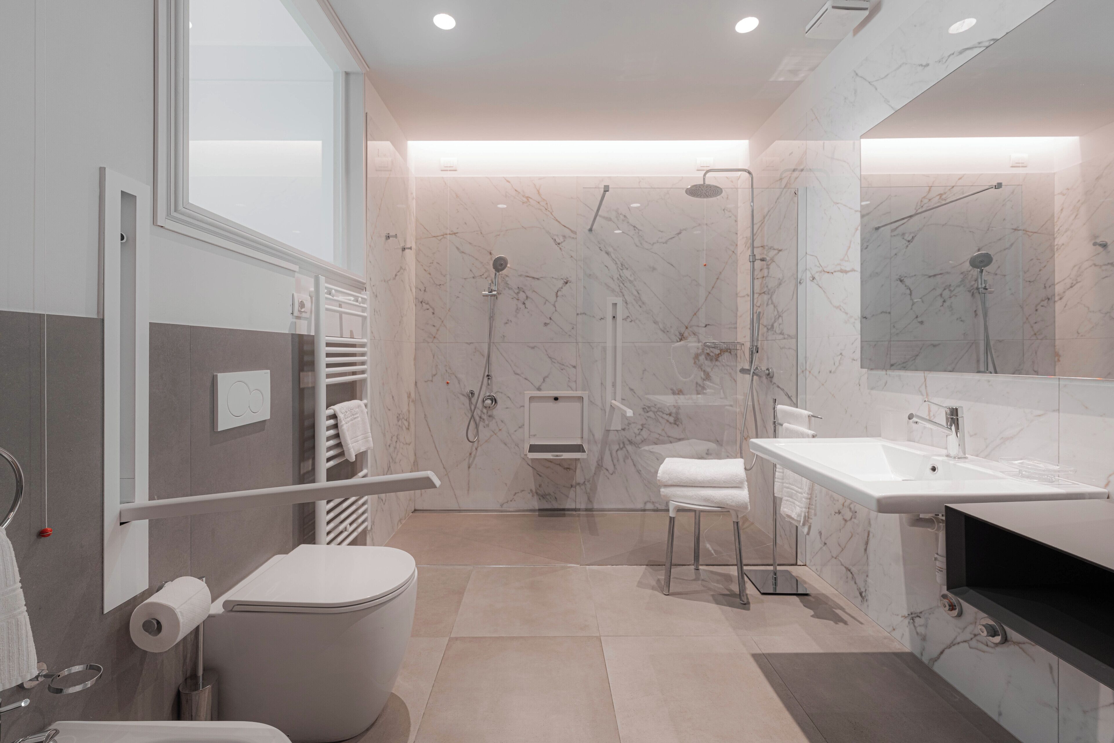 Ein modernes Badezimmer mit Toilette, Waschbecken und Dusche.