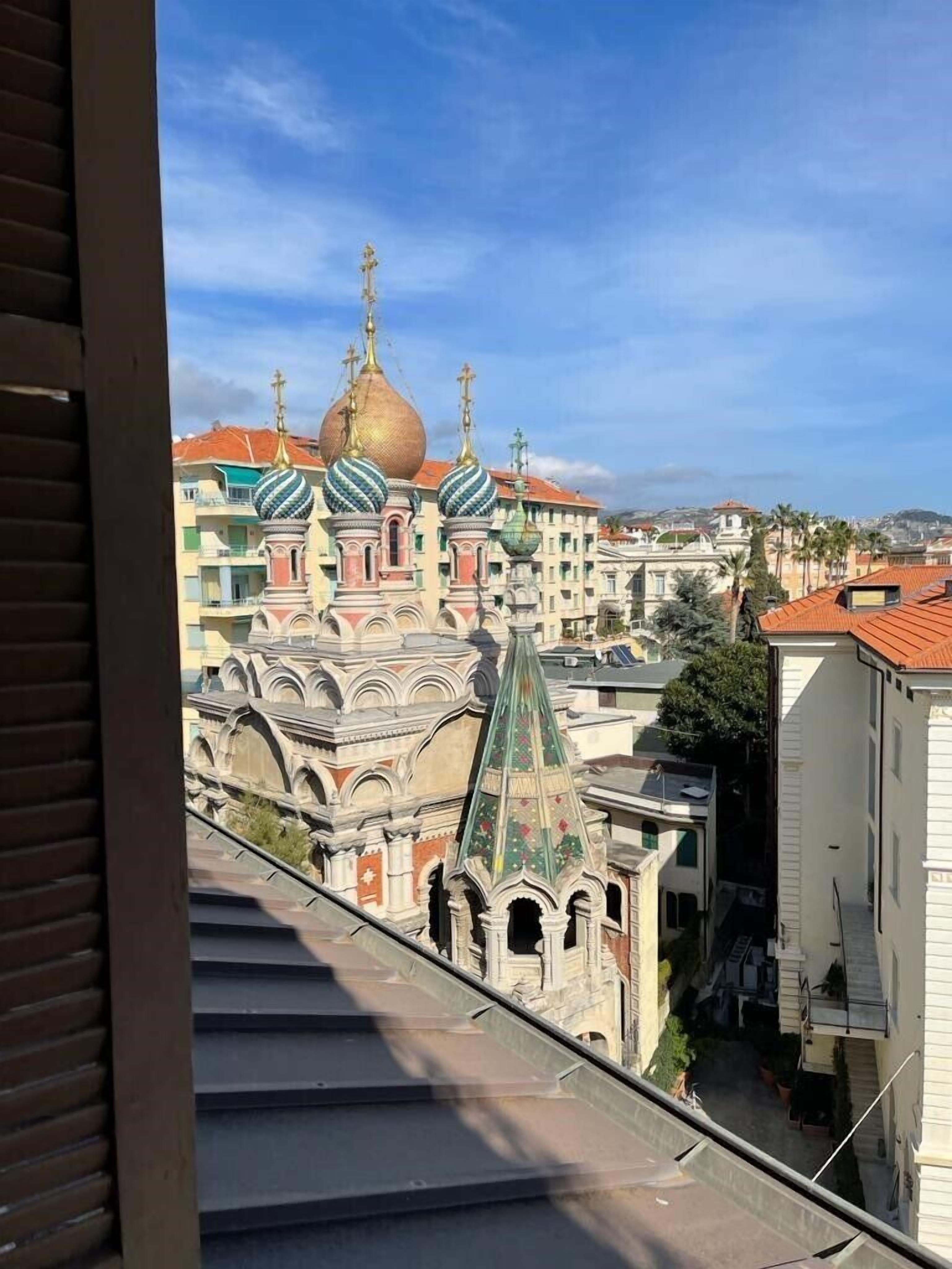 family room, lateral see view | in-room safe, soundproofing, free wifi, bed sheets