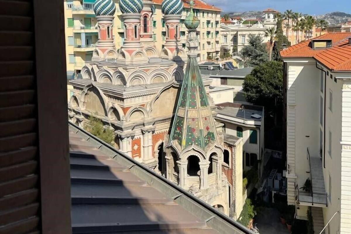 Vista de un edificio con cúpulas ornamentadas y una escalera que conduce a un nivel superior.