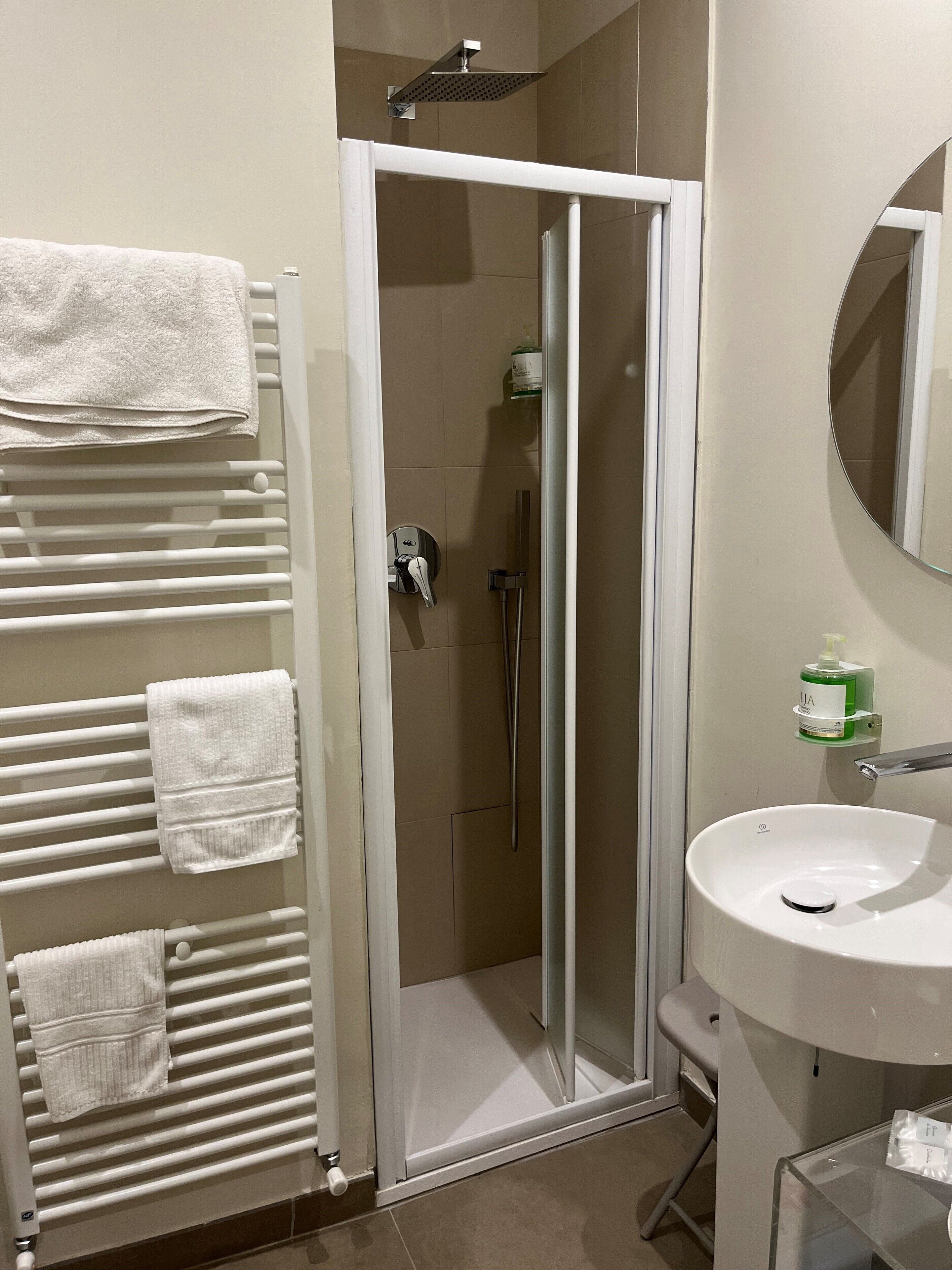 economy single room, 1 large single bed, non smoking | in-room safe, soundproofing, free wifi, bed sheets