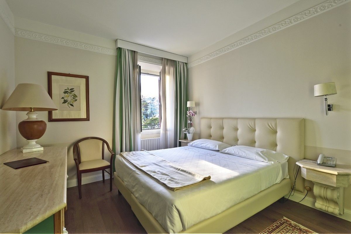 Caja de seguridad en la habitación y sistema de insonorización 