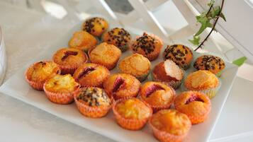 Colazione a buffet, servita tutte le mattine (14 EUR a persona)