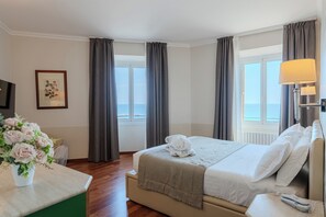 Habitación superior con 1 cama doble o 2 individuales, vistas al mar (Frontal) | Caja fuerte, sistema de insonorización, wifi gratis y ropa de cama