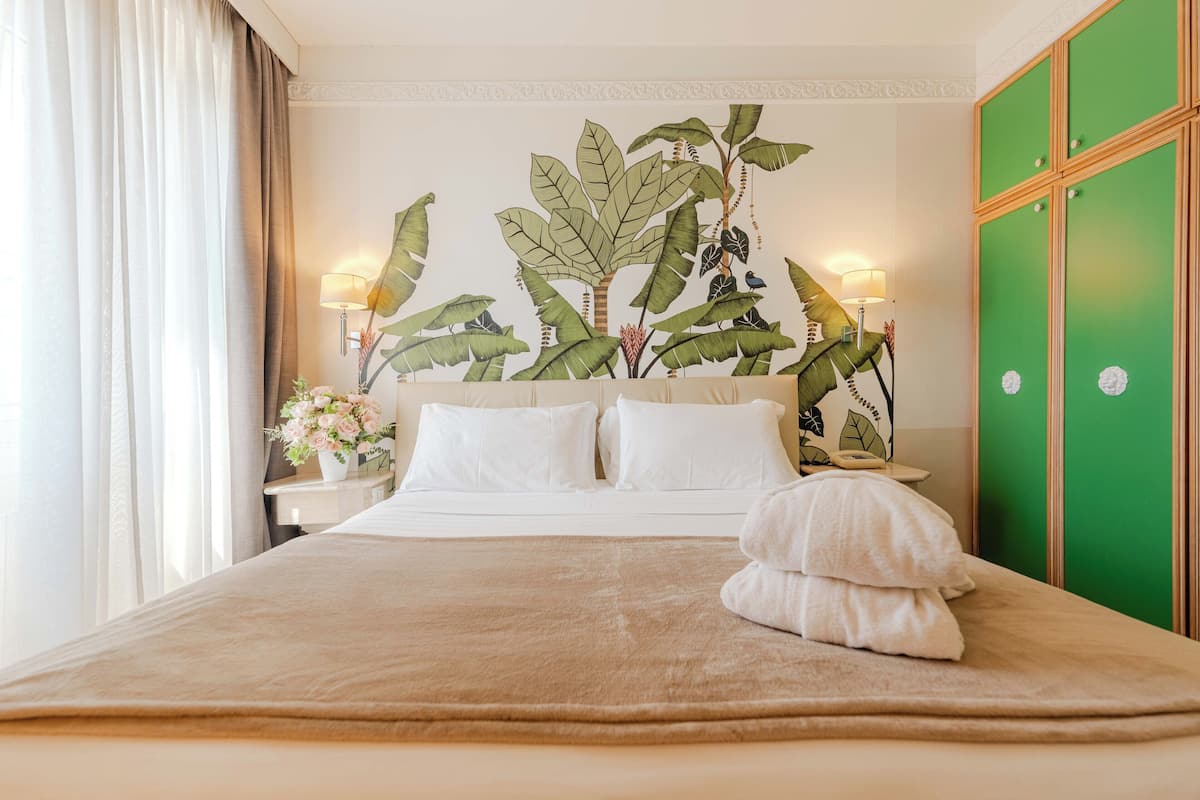 In-room safe, soundproofing, free WiFi, bed sheets