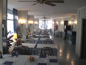 Café da manhã, almoço e jantar; culinária local