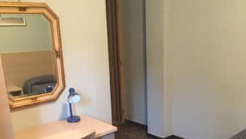 Roupas de cama premium, cofres nos quartos, escrivaninha