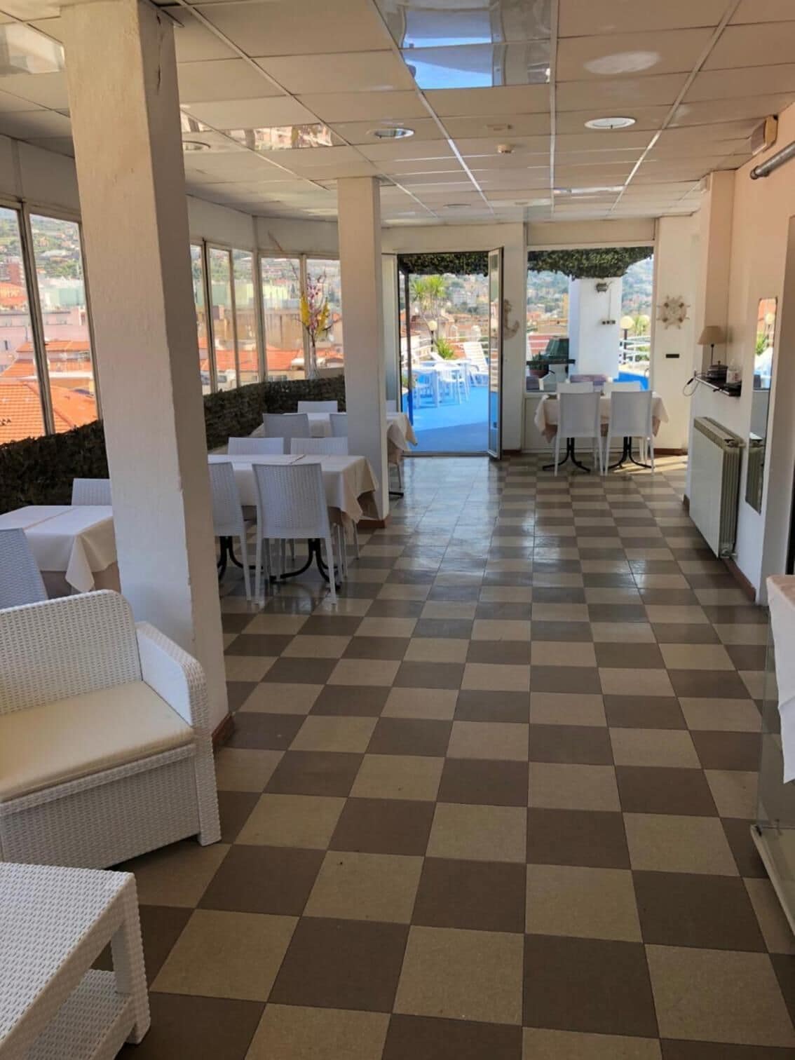 Aperto a colazione, pranzo e cena, cucina locale 