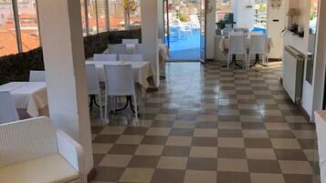 Aperto a colazione, pranzo e cena, cucina locale