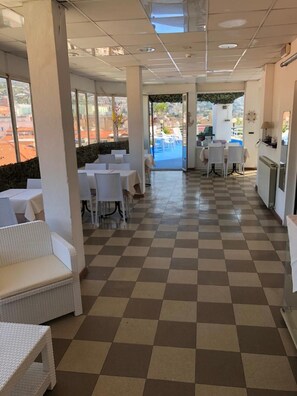 Breakfast, lunch, dinner served; local cuisine  - Hotel Belvedere (Sanremo)