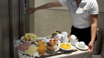 Déjeuner et dßner servis sur place, spécialités Cuisine locale