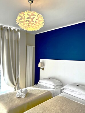 Habitación con 1 cama doble o 2 individuales, vistas parciales al mar | Caja fuerte, cortinas opacas, sistema de insonorización y wifi gratis