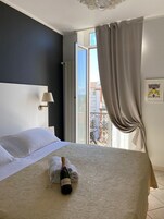 Caja de seguridad en la habitación y cortinas blackout 