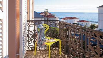 Habitación con 1 cama doble o 2 individuales, vistas parciales al mar | Caja fuerte, cortinas opacas, sistema de insonorización y wifi gratis