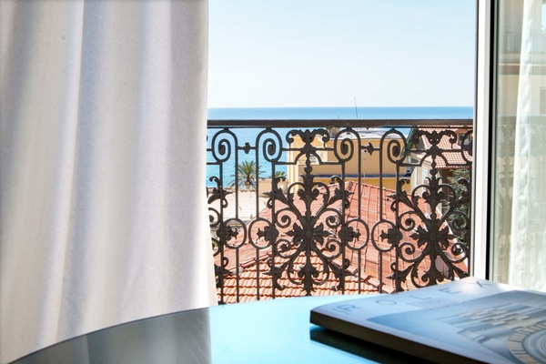 Habitación con 1 cama doble o 2 individuales, vistas parciales al mar | Vistas desde la habitación