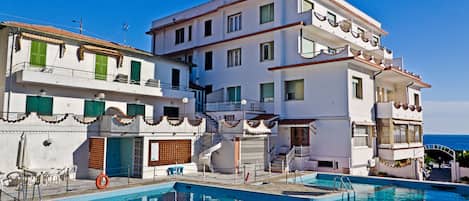 Outdoor pool, pool umbrellas, sun loungers