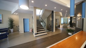 Lobby-lounge