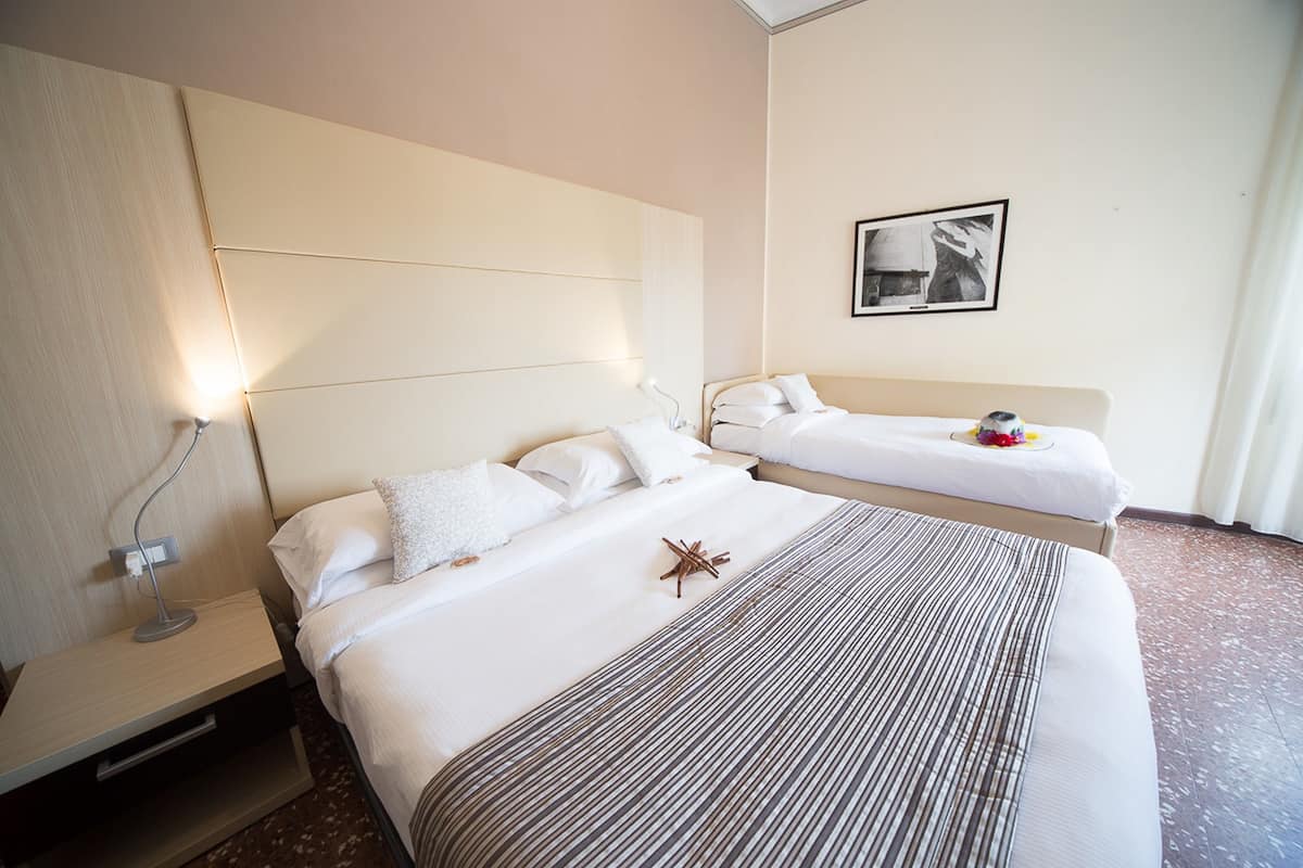 1 Schlafzimmer, hochwertige Bettwaren, Zimmersafe, Schreibtisch