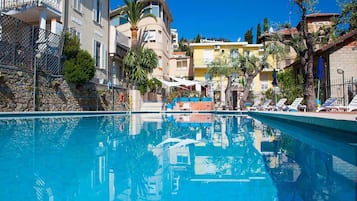 Piscina stagionale all'aperto, ombrelloni da piscina, lettini