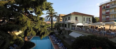 Outdoor pool, pool loungers