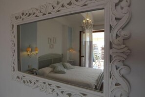 Cofres nos quartos, escrivaninha, camas extras/dobráveis