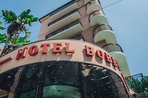 Un letrero de hotel con el nombre "HOTEL BOBB".